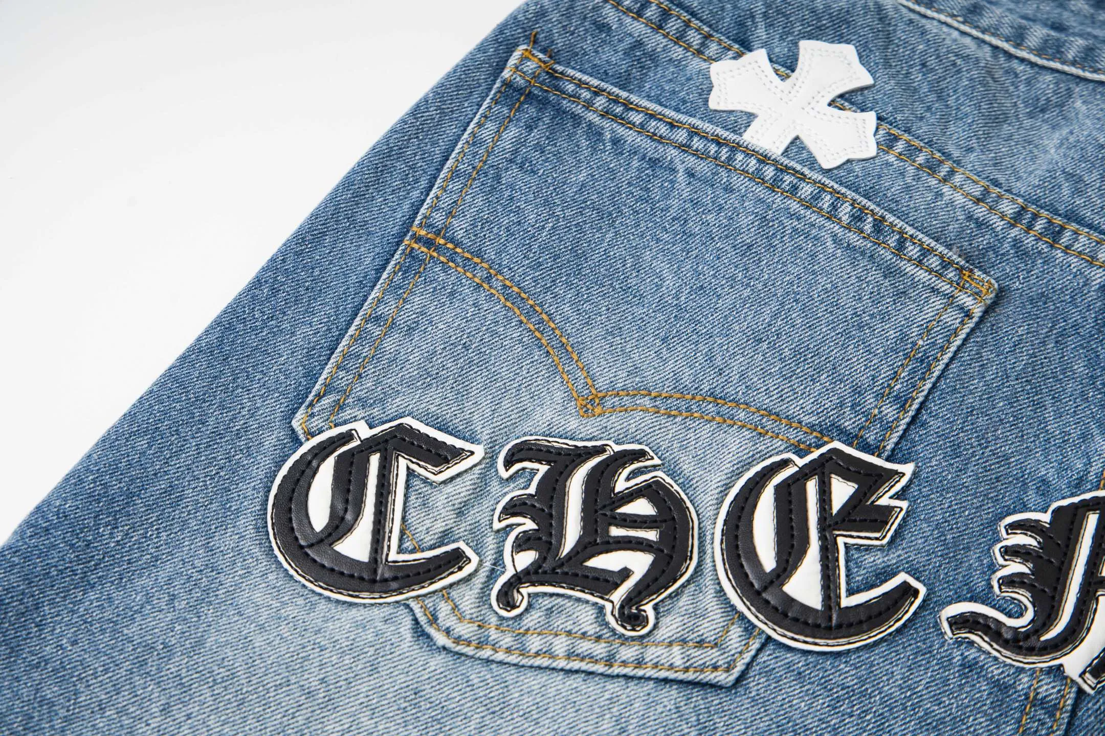 P260 Chrome Hearts light blue pants, Sanskrit black and white patchwork leather jeans. CH jeans need to be washed before being dismantled and then hand-stitched with sheepskin cross leather and then spliced ​​together. The whole piece has too many craftsmanship to explain. The patches are decorated with cross patterns, and the high-waisted washed jeans! ! Absolutely high-end luxury products, god-level single products and super popular products, made with top heavy industry, a must-see magic weapon. Customized hardware. The fabric is thick and soft after washing. It has good breathability. Customized small leather label. Unique design. The details are simple and elegant, and the workmanship is exquisite. The entire trousers are neatly routed and the details are in place! It’s so cool that both men and women can easily control the genderless trend! Style number: 1803# Color: blue Size: 28 30 32 34